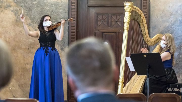 Foto: Poprvé, s rozestupy a v rouškách. Obecní dům hostil koncerty k znovuotevření