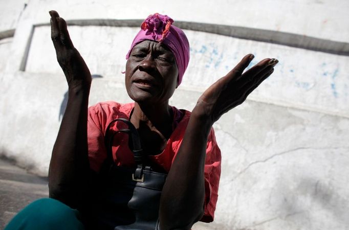 Katolická mše poblíž ruin katedrály v Port-au-Prince.