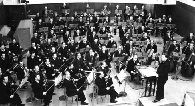 Historií Československého a Českého rozhlasu prochází jeho nedílná součást - rozhlasový orchestr - zde ten pražský v roce 1940.