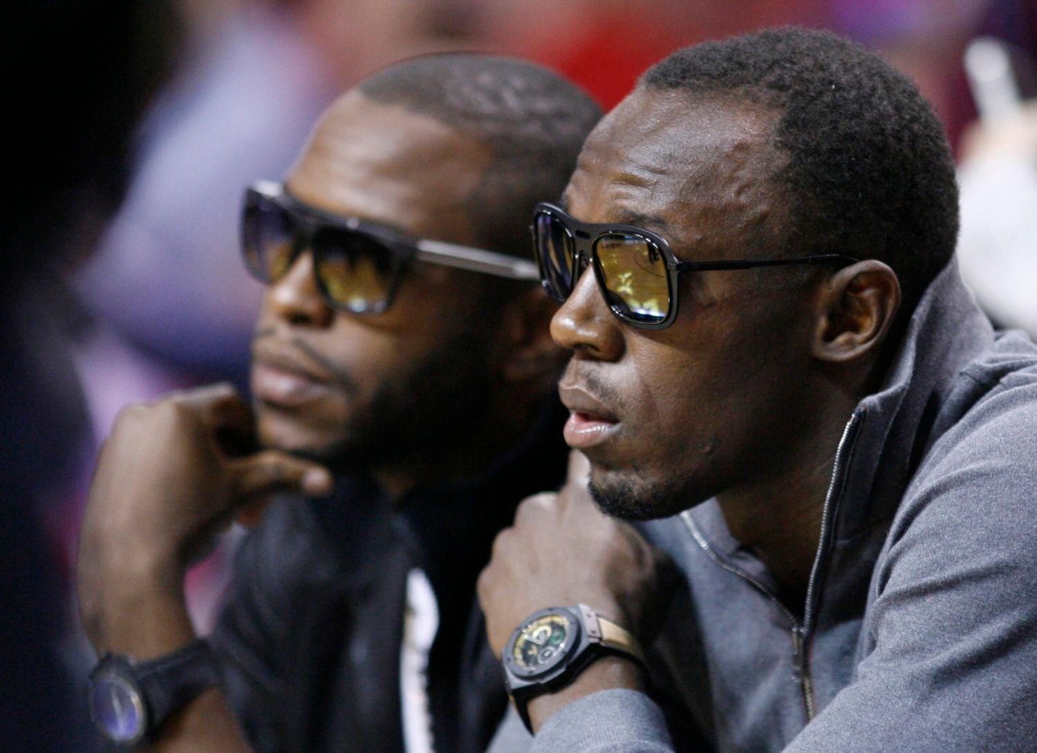 Jamajský sprinter Usain Bolt sleduje basketbalové utkání NBA 2012/13 mezi Miami Heat a Bostonem Celtics.