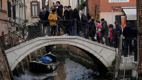 Benátky na neobvyklých fotografiích. Kanály nemají dost vody, gondoly stojí v bahnu