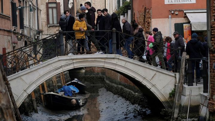 Benátky na neobvyklých fotografiích. Kanály nemají dost vody, gondoly stojí v bahnu; Zdroj foto: Reuters