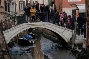 Benátky na neobvyklých fotografiích. Kanály nemají dost vody, gondoly stojí v bahnu