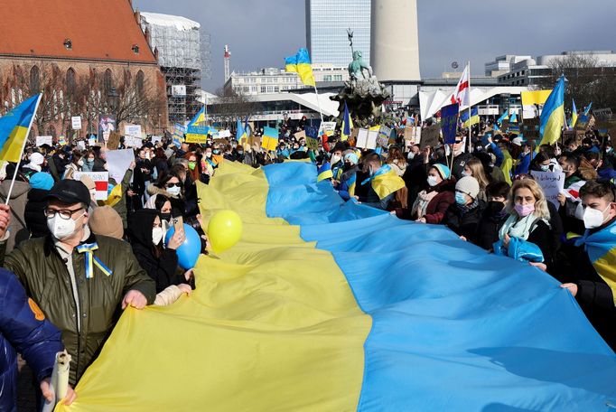 Demonstrace na podporu Ukrajiny, Záběr z Berlína v Německu. 27. 2. 2022