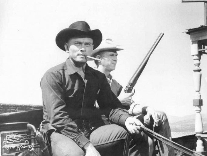 Yul Brynner a Steve McQueen ve filmu Sedm statečných.