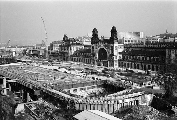 Fotografie stavebního dění, kdy se u Hlavního nádraží budovala stejnojmenná stanice metra a přilehlé parkoviště. Rok 1978,