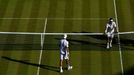 Kei Niširoki (čelenka) a Simone Bolelli na Wimbledonu.