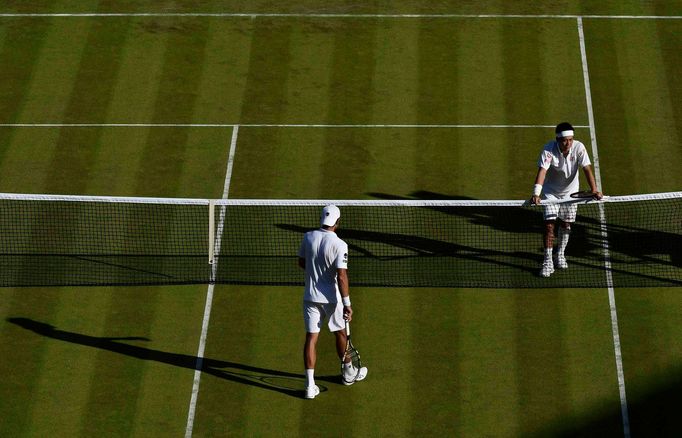 Kei Niširoki (čelenka) a Simone Bolelli na Wimbledonu.