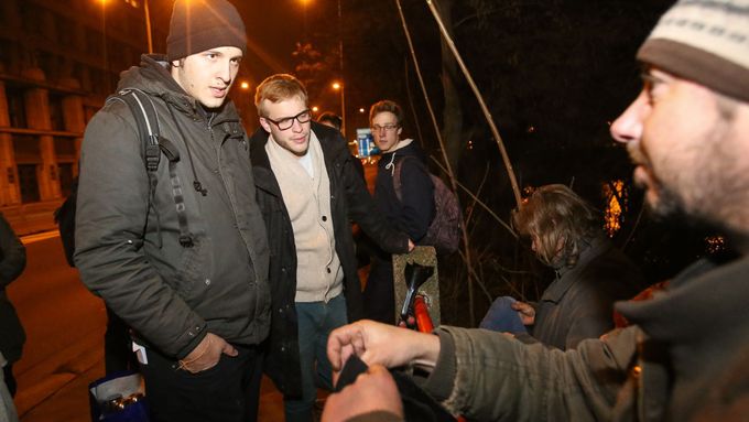 Kromě pomoci uprchlíkům a seniorům se Jakub Trefný (20) stará i o bezdomovce kolem Vltavské. Každý týden jim s kamarády nosí jídlo, pití a šaty.