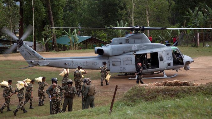 Vrtulník americké námořní pěchoty UH-1Y Venom během záchranné operace v Nepálu. Stejný typ stroje se zřítil v horách.