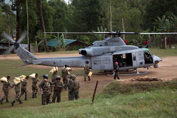 Vrtulník americké námořní pěchoty UH-1Y Venom během záchranné operace v Nepálu. Stejný typ stroje se zřítil v horách.