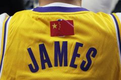 NBA "zaprodaná" Číně. Vyhození fanoušků či poddajné výroky pobuřují Američany