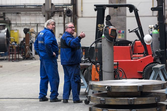 Výroba v třebíčské strojírenské firmě Mico patřící do holdingu CE Industries podnikatele Jaroslava Strnada dodávající stroje a zařízení do elektrárenského průmyslu.