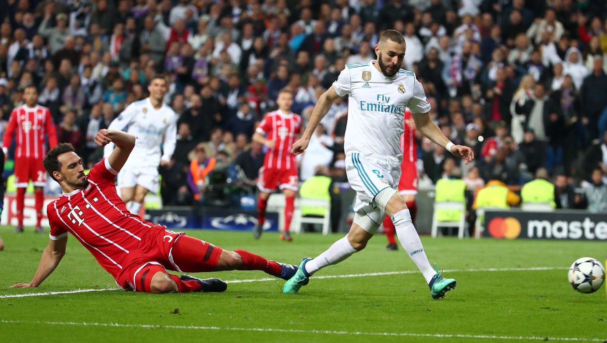 fotbal, Liga mistrů 2017/2018, Real Madrid - Bayern Mnichov, Karim Benzema střílí druhý gól