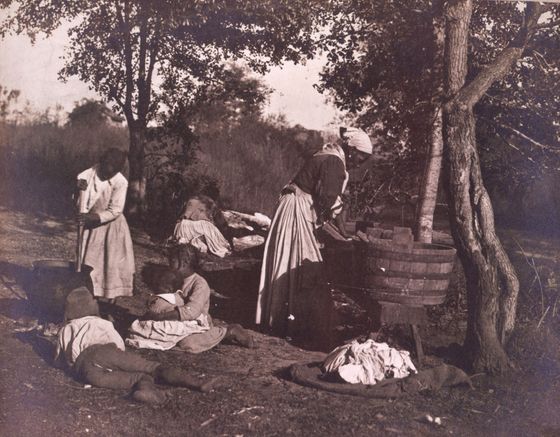 Černoši perou prádlo na plantáži v USA, cca 1887.