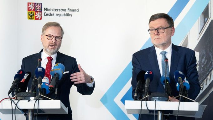 Premiér Petr Fiala s ministrem financí Zbyňkem Stanjurou (oba ODS).