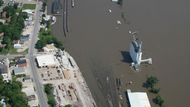 Snímek zachycuje zaplavené nádraží a železnici v Burlingtono ve státě Iowa. Na vrchu fotografie je vidět dálniční most 34 - hlavní spojnice mezi státy Iowa a Illinois. Statici jej nechali z obav, že mohla voda narušit základy, zavřít.