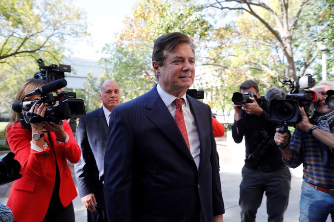 Paul Manafort přijíždí k soudu ve Washingtonu