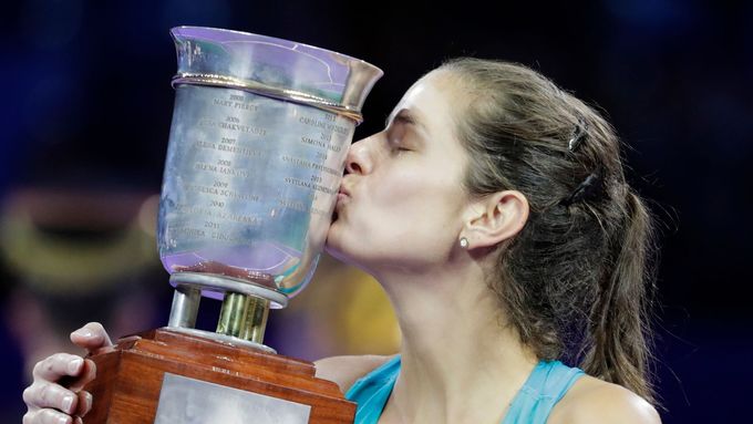 Německá tenistka Julia Görgesová slaví zisk titulu v Moskvě.