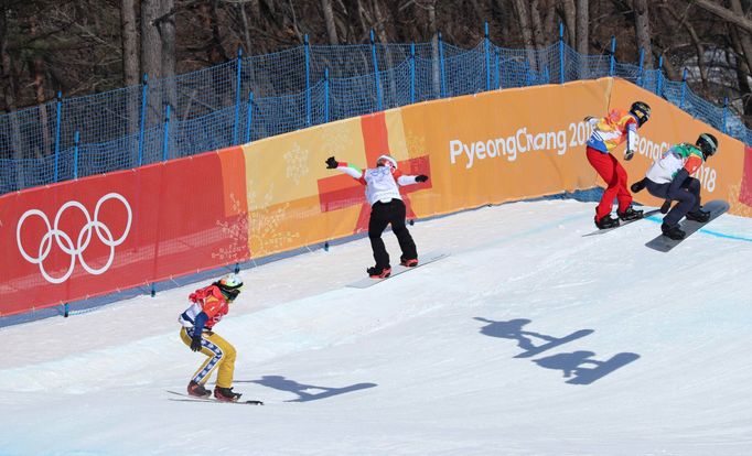 Eva Samková (v červeném dresu) ve snowboardcrossu na ZOH 2018