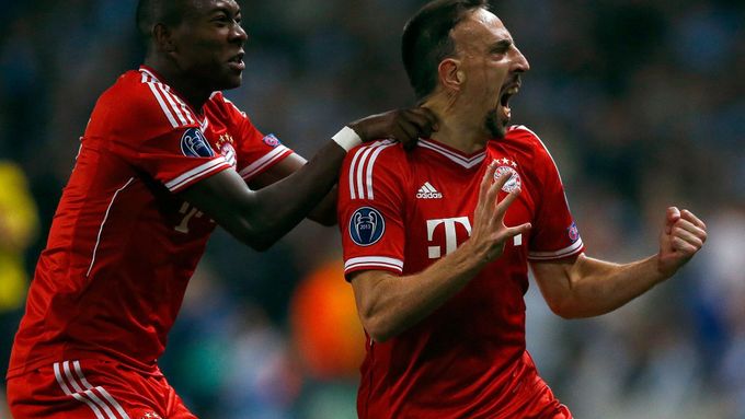 Franck Ribéry dal první gól Bayernu, jako první přišel s gratulací David Alaba.