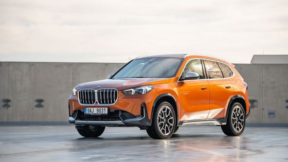 Rozměry Tiguanu, dynamika bavoráku. BMW X1 si modrobílou vrtuli na kapotě zaslouží