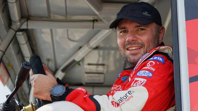 Aleš Loprais letos za volantem absolvoval už svoji dvanáctou Rallye Dakar, úplně start přidal roku 2006 jako navigátor strýce Karla Lopraise.