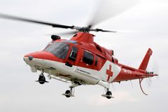 Záchranářský vrtulník musel po vzletu z Olomouce nouzově přistát. Do motoru se dostala kovová tříska