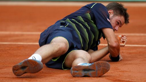 Švýcarský tenista Stanislas Wawrinka po pádu v utkání s Francouzem Jo-Wilfriedem Tsongou během osmifinále French Open 2012.