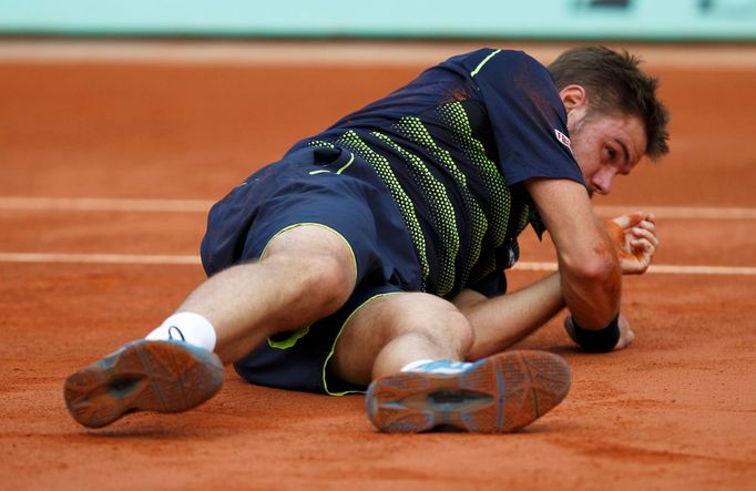 Švýcarský tenista Stanislas Wawrinka po pádu v utkání s Francouzem Jo-Wilfriedem Tsongou během osmifinále French Open 2012.