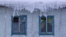 The roof of a house is covered with snow in the village of Tomtor in the Oymyakon valley in the Republic of Sakha, northeast Russia, January 24, 2013. The coldest temperatures in the northern hemisphere have been recorded in the Oymyakon valley, where according to the United Kingdom Met Office a temperature of -67.8 degrees Celsius (-90 degrees Fahrenheit) was registered in 1933 - the coldest on record in the northern hemisphere since the beginning of the 20th century. Yet despite the harsh climate, people live in the valley, and the area is equipped with schools, a post office, a bank, and even an airport runway (albeit open only in the summer). Picture taken January 24, 2013. REUTERS/Maxim Shemetov (RUSSIA - Tags: SOCIETY ENVIRONMENT) ATTENTION EDITORS: PICTURE 2 OF 27 FOR PACKAGE 'THE POLE OF COLD' SEARCH 'MAXIM COLD' FOR ALL IMAGES Published: Úno. 18, 2013, 11:25 dop.