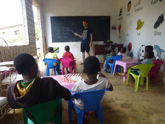 V Tanzanii učil Král děti.