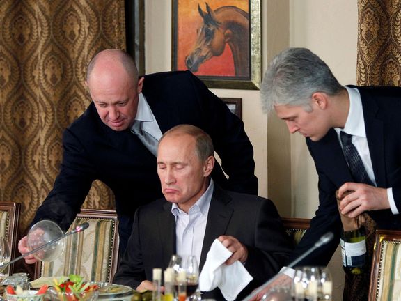 Jevgenij Prigožin a Vladimír Putin při večeři se zahraničními učenci a novináři v restauraci Cheval Blanc v jezdeckém areálu poblíž Moskvy, 11. listopadu 2011.