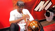 Dwyane Wade si nad Larry O'Brien Trophy pro vítězný tým zameditoval s nezbytným vítězným doutníkem.