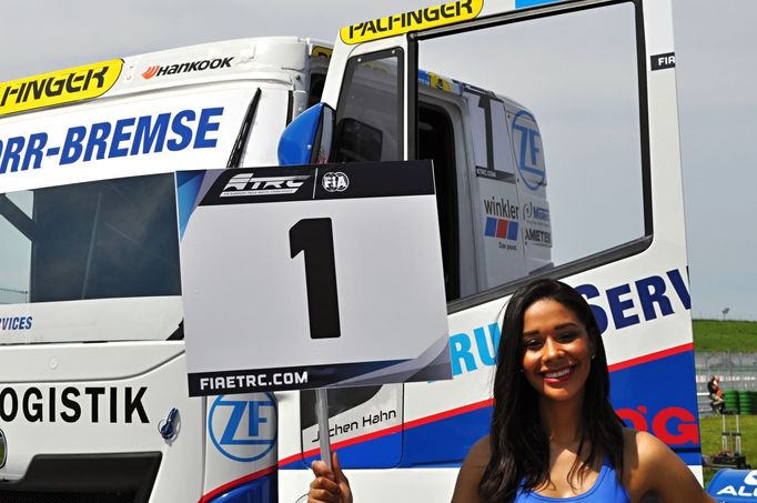 ME tahačů v Misanu 2019: grid girl