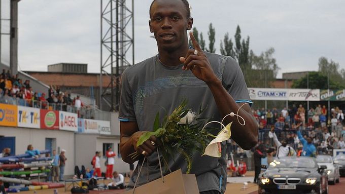 A tady už se Usain Bolt představuje divákům. Zlatá tretra 2008 v Ostravě začíná a nejrychlejší muž planety je tu hlavní hvězdou.