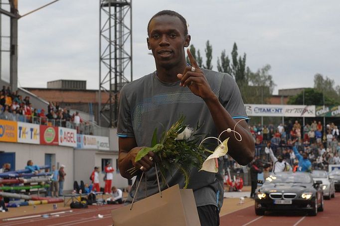 A tady už se Usain Bolt představuje divákům. Zlatá tretra 2008 v Ostravě začíná a nejrychlejší muž planety je tu hlavní hvězdou.