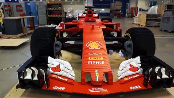 Podívejte se na Ferrari SF70H vyrobené z 350 000 kostiček lega.