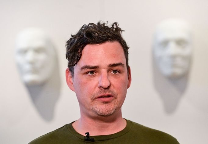 Sklářský umělec Martin Janecký.