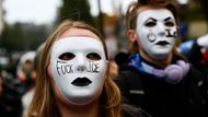 Velká část demonstrantů protestovala také proti zátahům protiimigrační policie ICE.