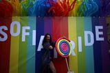 "Pride" je oslavou hrdosti homosexuálů, bisexuálů, transsexuálů i dalších sexuálních menšin.