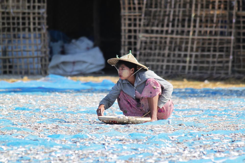Dívka v rybářské vesnici v Barmě. Myanmar, Barma.