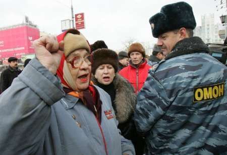 Demonstranti před ruským ministerstvem obrany žádali demisi ministra Sergeje Ivanova