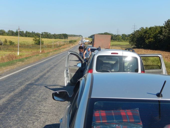 Lidé čekají na přejezdech mezi kontrolními stanovišti ukrajinské armády a separatistů až deset, dvanáct hodin.