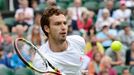 Ernest Gulbis při zápase proti Tomáši Berdychovi ve Wimbledonu