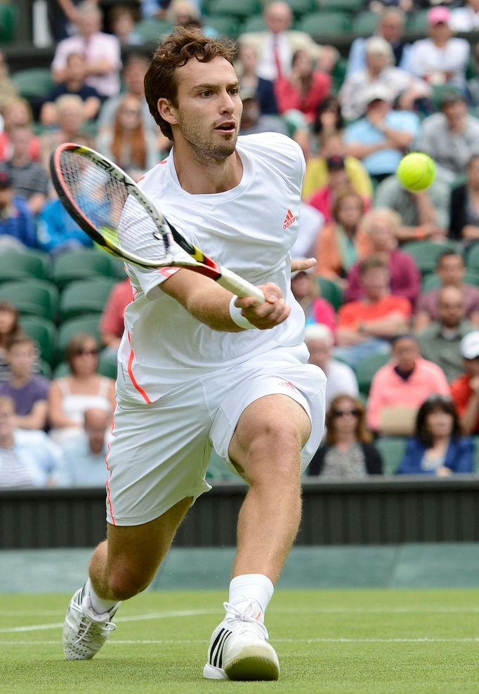 Ernest Gulbis při zápase proti Tomáši Berdychovi ve Wimbledonu