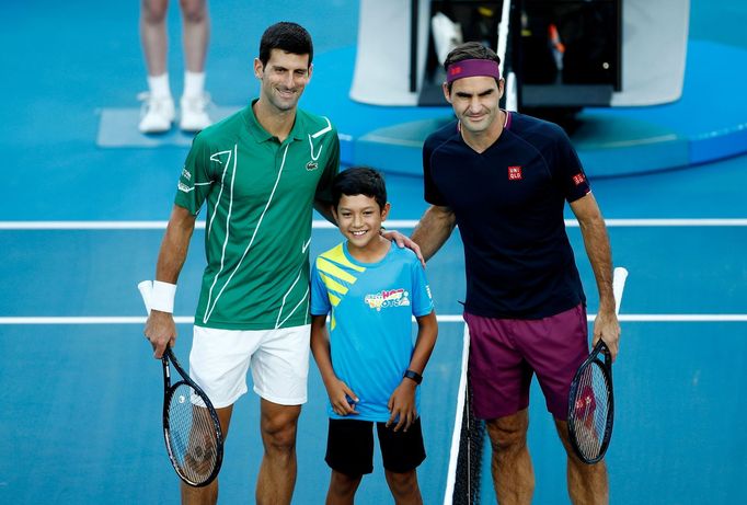 Novak Djokovič a Roger Federer pózují před semifinálovým zápasem Australian Open