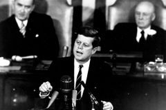 Tisíc dokumentů zůstává tajných. Trump schválil zveřejnění části složek k atentátu na Kennedyho