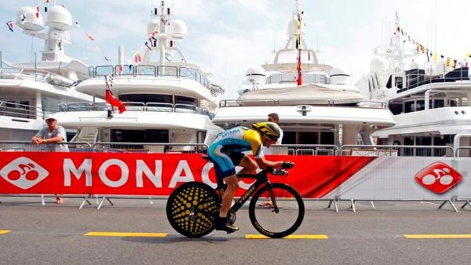 Lance Armstrnog na trati časovky Tour de France v Monaku.