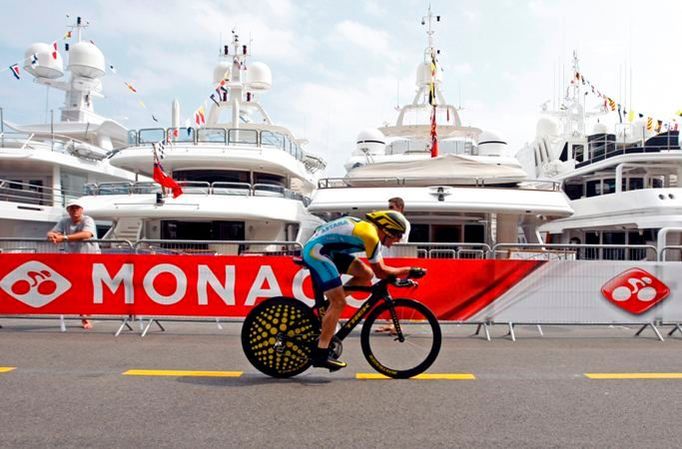 Lance Armstrnog na trati časovky Tour de France v Monaku.